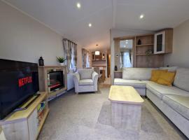 Beautiful Caravan near Edinburgh nr 9, hotel with parking in Port Seton