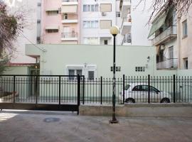 Aroura Homes Garden House 2BR 2BA Free Parking, hotel in Athens