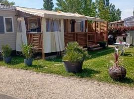 Bungalow confortable à Condrieu avec piscine partagée, hotel in Condrieu