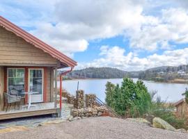 Cozy Home In Uddevalla With House Sea View, feriehus i Sundsandvik