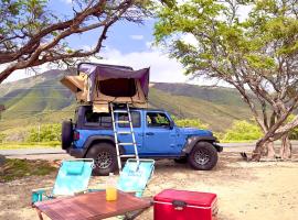 Embark on a journey through Maui with Aloha Glamp's jeep and rooftop tent allows you to discover diverse campgrounds, unveiling the island's beauty from unique perspectives each day, huoneisto kohteessa Paia