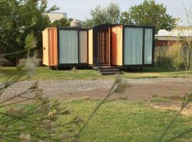 Cubil Naranja. Casa conteiner 2 dormitorios, holiday home in General Roca
