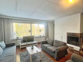 Nice and cozy big house for 8 people with sauna, appartamento a Vantaa