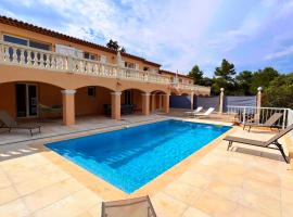 CASA-Ronny spacious villa in Cannet-les-Maures, hotel na may pool sa Le Cannet-des-Maures
