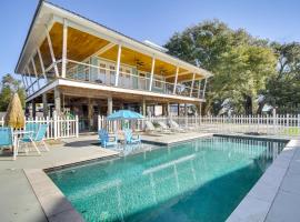 Walk to Beach Stunning Gulfport Getaway, hotel Gulfportban