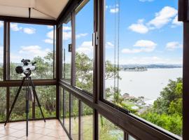 Harbour Retreat with sea views and BBQ: Whangaparaoa şehrinde bir tatil evi