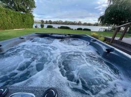 Edgewater Paradise HotTub Private Dock & Game Room, hytte i Moses Lake