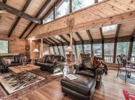 Classy, comfy 3-story log cabin: Hot tub+game room, hotel with parking in Ruidoso