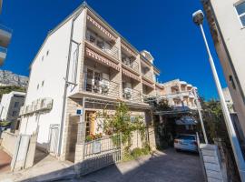 Apartments by the sea Tucepi, Makarska - 22384, hotel in Tučepi