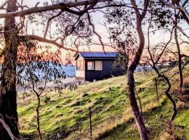 Kyneton Tiny House - Tiny Stays, Ferienhaus in Metcalfe