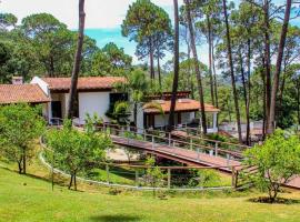 Espectacular casa con alberca y un hermoso jardin, con vista al bosque, hotel em Valle de Bravo