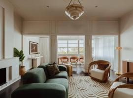 Tender is the Stay - Curated Luxury by the Beach: Glenelg şehrinde bir otel