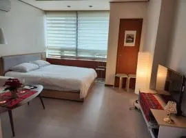 Cute and Cozy House - 5min to Sinsa Station, 1min to Garosugil