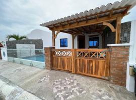 Casa con piscina Punta Carnero, cottage ở Salinas