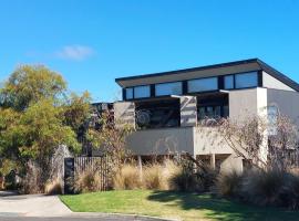 Luxe Townhouse - WiFi included, hotel in Inverloch