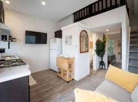 Coastal Tiny House 2 Queen Beds low loft、サンルイス・オビスポのタイニーハウス