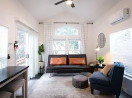 Peaceful Tiny Home with Two Queens and Loft、サンルイス・オビスポのタイニーハウス