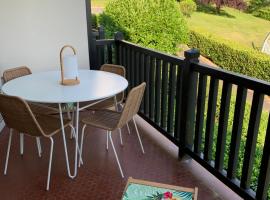 Apartment with swimming pool - near train station