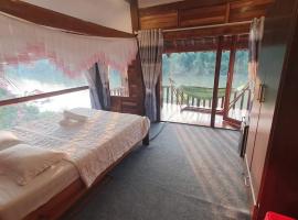 Green Bamboo Lodge Resort, отель с бассейном в городе Каттьен