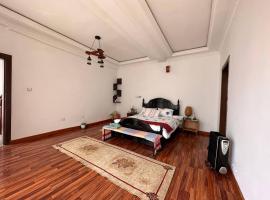 Kebena spacious room with private jacuzzi and walk in closet, homestay in Addis Ababa