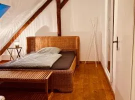 b e d & a g e d e s i g n -medium- wunderschönes Zimmer mit Bad - Rechnungserstellung für Geschäftsreisende & Firmen