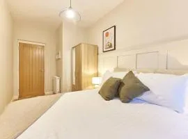 Modern Luxury 2-bedroom Oasis In Heart Of Whitley