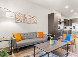 Stunning Westgate CozySuites by stadium with pool 12, hôtel à Glendale