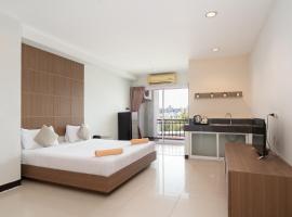 LeeNova Place, hotel con piscina en Ban Khlong Prawet