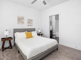CozySuites 2BR Modern Apt near the Fashion Mall, hotel in Indianapolis