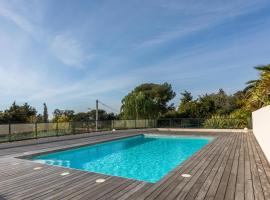 Superbe T3 vue mer avec piscine, hotel in Saint-Raphaël