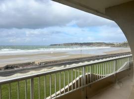 430 - Appartement T2 vue mer, depuis toutes les pièces, Hotel in Erquy
