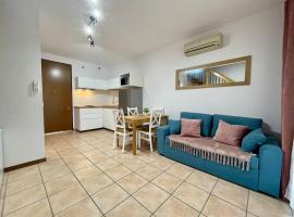 Modern seaside flat by the pool, hotel di Veneto