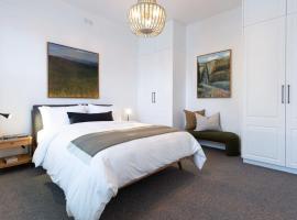 Villa Gwen: Character Home Moments from the City, hotel en Invermay