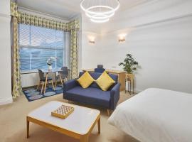 Host & Stay - Thamesview, apartment in Staines