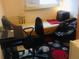 Single separate room in 5 room shared apartment, hotel a Wrocław