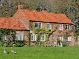 Characterful Yorkshire cottage, beautiful views, casa de campo em York
