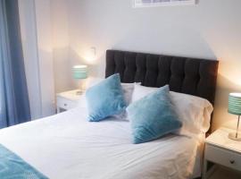 Wood Green Budget Rooms - Next to Mall & Metro Station - 10 Min to City Center, villa i London
