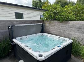 Business or Holiday 4 bedrooms house in Hamilton with pool and spa, hotel in Hamilton