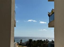 Beachfront Apartment with Garage, hotel en Hiboun