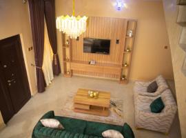 Enny'scourt Service Apartment, hotell i Akure