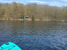 Cabin on the lake, and trails!, hotel with parking in Birchwood