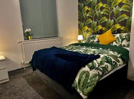 Charming 2-Bedroom Home with Modern Amenities, hotell i Oldham