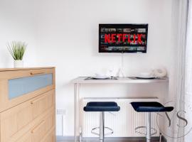 Modern 1C Longton Studio Near Alton Towers with Netflix, Wi-Fi & Kitchenette, hotel i Stoke-on-Trent