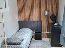 dormitorio 01 privativo a 2 km de alphaville, habitación en casa particular en Barueri