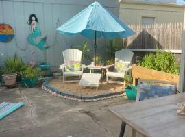 Beach Blanket Bungalow - A Wonderful townhome near the beach, hotel en Galveston