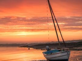 Catboat Cottage, hotel com estacionamento em Appledore