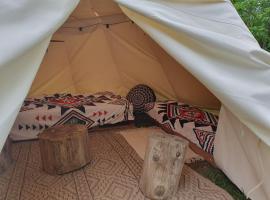 tipi des apaches, tented camp en Moulayrès