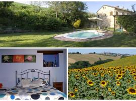 Casa il Girasole con piscina nelle Marche, hotel v destinácii Macerata