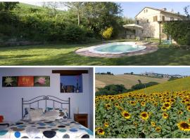 Casa il Girasole con piscina nelle Marche, country house di Macerata