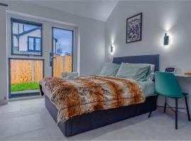 Cozy bungalow near Concorde museum w/ backyard, hotel em Bristol